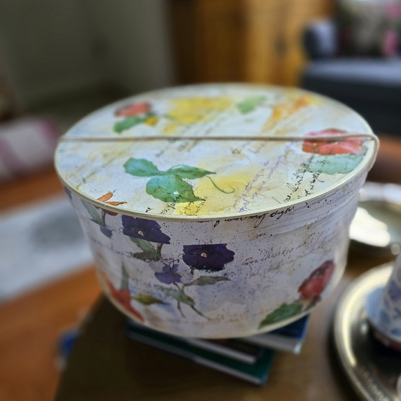 Five beautiful straw hats + hat box! - Picture 16 of 16